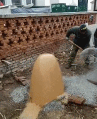 拔草|搞笑GIF:大姐要下雨了,快回家,别再玉米地拔草了