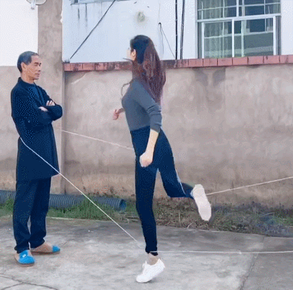 开心笑话|【搞笑】：媳妇抓起那只老母鸡，手起毛落，疼的鸡到处乱飞