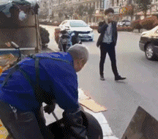 大爷|搞笑GIF：大爷，你吃的这是什么啊！鱼吗？这么长！