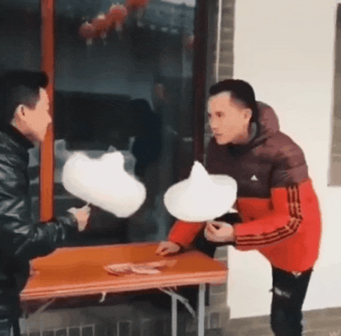 秦王|搞笑GIF图: 不好意思, 腿长真的了不起, 而且还好看!