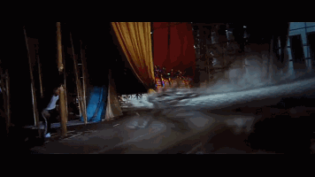 一针|搞笑gif图片:小妹妹大夏天的，你盖个厚被子难道不热吗？