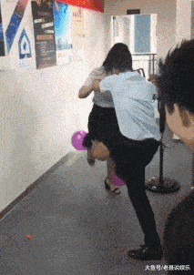 妹子|搞笑GIF动图： 妹子, 你别想跑了