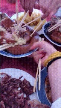 天都|搞笑GIF:麻烦,请给单身狗让各路走走!