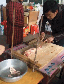 店家|搞笑GIF: ?店家你的包子不太正宗啊, 你看狗都舍不得走