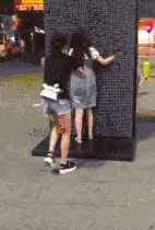 妹子|搞笑GIF:我以为再也不买带毛毛的衣服了