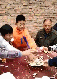 子来|搞笑GIF：打洗你打洗你。