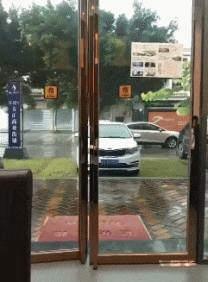 妹子|搞笑GIF趣图：别人都穿着羽绒服，而你却穿短袖，确实很优秀啊