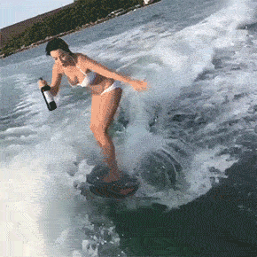 小明|搞笑GIF趣图:美女，一看就是爱酒之人，危险降临依然酒不离手！