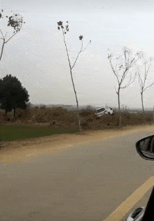 小伙子|搞笑GIF：小伙子，你这帽子是怎么到脚上的，说出你的故事