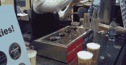 男朋友|搞笑GIF：姑娘，洗洗早点睡吧！你男朋友不会来了！