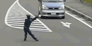 瓶盖|搞笑GIF:娶了这样的媳妇 每天动不动就挨削 真的好怕她