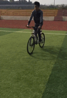 加油站|搞笑GIF:仅有的油跑到加油站,结果它竟然已经长草了?