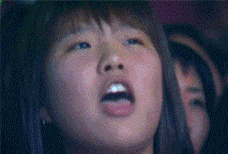 粗鲁|GIF趣图: 姑娘都快喘不上气了, 你们也太粗鲁了!