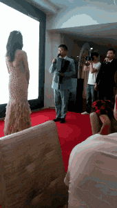 熟练|这熟练的一跪,充分暴露出了在家的家庭地位!