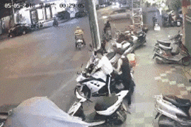 个人|哥们你开慢点！你没发觉后面掉下一个人吗？