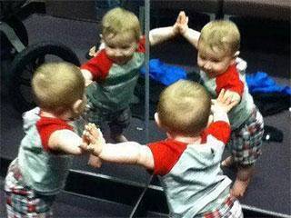 小伙子|搞笑GIF:“小伙子,我看你也不容易,拿着回家吧,别来了。”