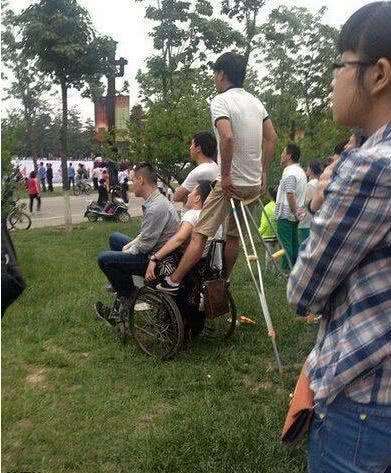 老人|搞笑gif：小姐姐，你看到了什么，这汤你还喝吗