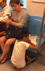 厉害|搞笑GIF趣图：小哥，你也是厉害了，嫂子你也敢亲啊！