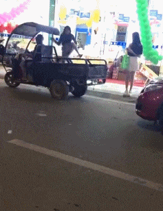 美女|搞笑GIF：美女，我就只想搭个车