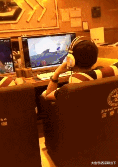 带劲|搞笑GIF趣图：这个辣妈真是带劲，孩子吓得都直接爬杆了！