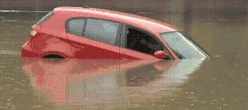 妹子|搞笑GIF：你看什么呢？没看到我上不去了！帮帮我！