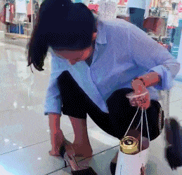 妹子|搞笑GIF：妹子，你到底是遭遇了什么才会让你的牛仔裤变成这样啊。