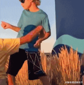 从小|搞笑GIF：从小就有一个摇滚梦