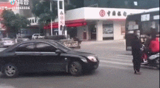 家访|搞笑GIF：美女老师来家访了，熊孩子不知道又犯了什么错