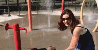 孩子|搞笑gif: 穷人家的早当家,你的孩子只会玩手机吧