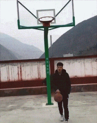 咯噔|搞笑GIF图：美女你亲狗，但你亲狗屁股干嘛，旁边人都笑了