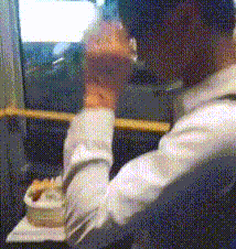 孩子|搞笑GIF动图：这女朋友要不得，想哄她你都追不上