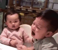 下次|搞笑GIF:别哭了!你看,弟弟都让你亲了!