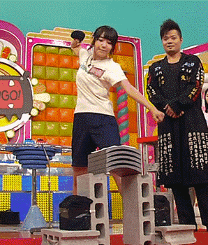 妹子|搞笑GIF：美女，别再这里练一字马，你挡着我过路了