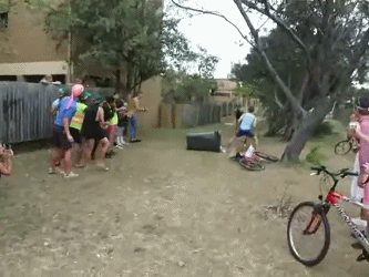 秋千|搞笑动图GIF:惊心动魄的秋千,应该没几个人敢尝试