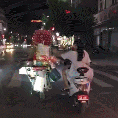 多人|GIF搞笑趣图：幸亏躲的有点快啊！要不然头发就没了！