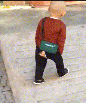 妹子|搞笑GIF：别撒娇，现在就给你买，快点起来！