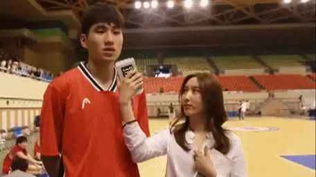 几万|搞笑GIF趣图:经过几万次的练习,这位大哥接西瓜的技术做到了不亏损的程度!