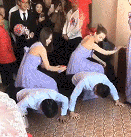 力气活|搞笑GIF趣图：伴郎可是一个力气活