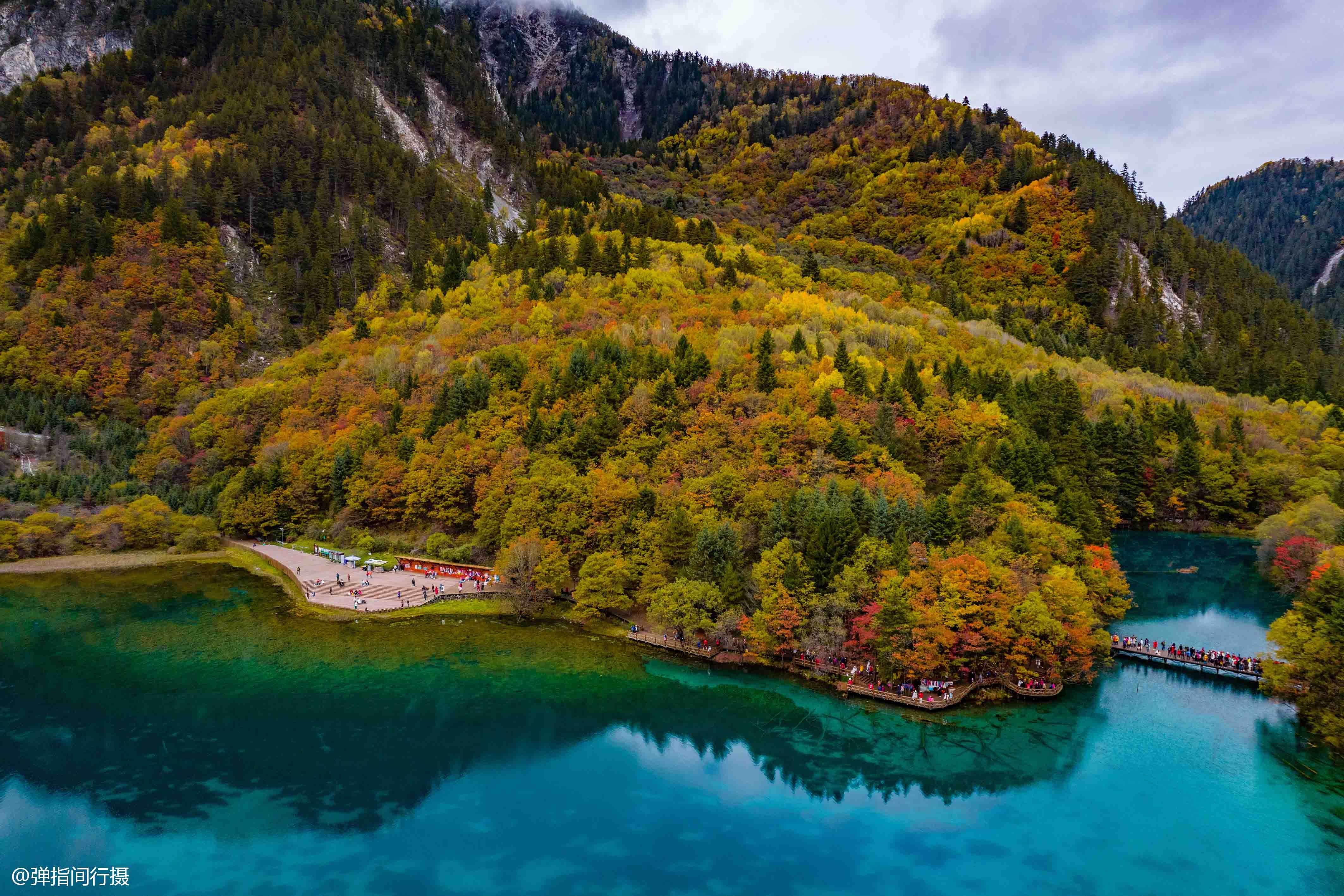 九寨沟最仙的景点秋色宛如彩色梦境堪称九寨沟一绝