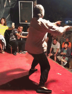 时候|搞笑GIF趣图：上学的时候，你这样偷吃过吗？