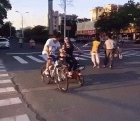 有模有样|搞笑GIF: 你俩走在一起好像不太合适吧! 这是最萌身高差吗!