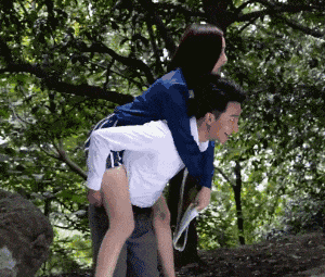 镜子|搞笑GIF: 走得太快,镜子还没反应过来……