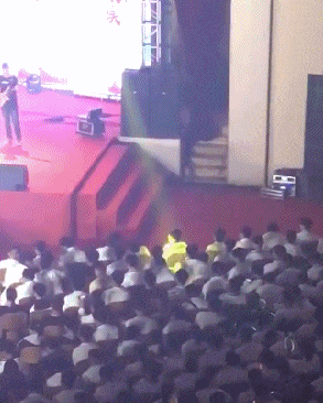 妹子|搞笑GIF:大街上人来人往,这个妹子穿的好清凉