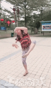 不错|搞笑GIF：妹子，什么事情把你笑成这样啊，能不能注意点形象啊。