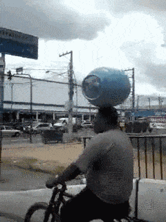 大哥|搞笑GIF:大哥,叫你媳妇来吧,这样太丢人了