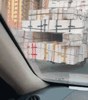 待会|搞笑GIF: 小伙子, 你这刹车踩的不是时候, 待会等着跪蛋糕吧。