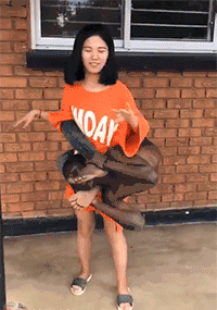 后坐力|GIF搞笑趣图:我看你举的是不是假的啊!看你很轻松的样子!