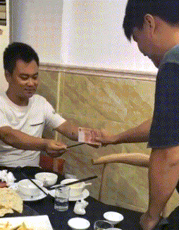 友善|搞笑gif动图：只有戴眼镜的同学才理解的痛..