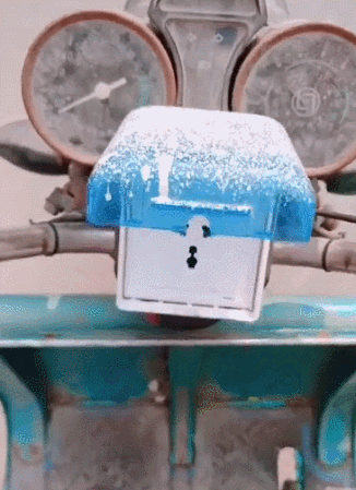 雨衣|搞笑GIF:这姑娘有味道,都别和我抢了