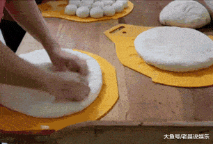 炒面|搞笑GIF：这一份炒面估计得炒两次